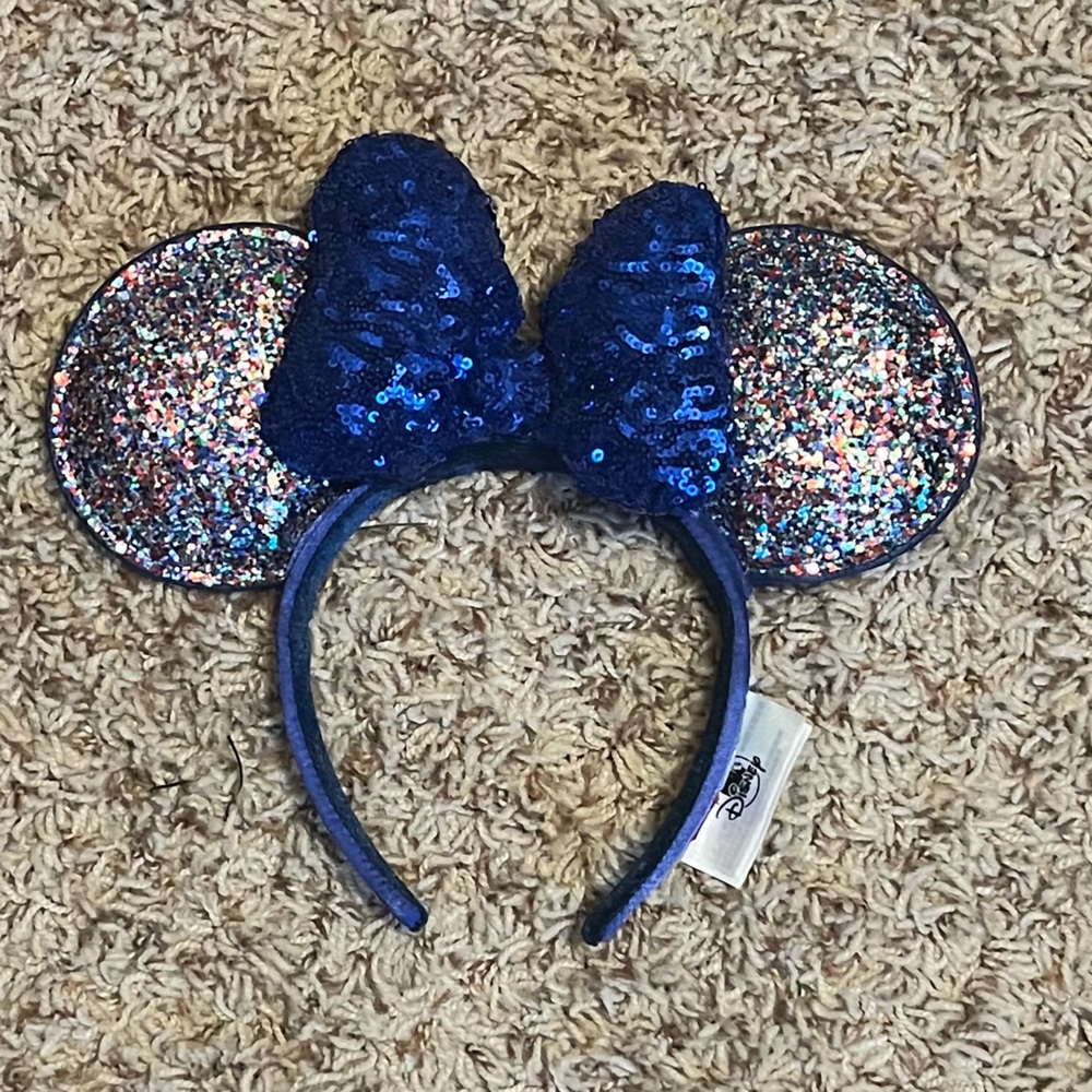 Disney Parks Commemorative 2020
Mouse Ears glitter sequins souvenir EUC
WDW